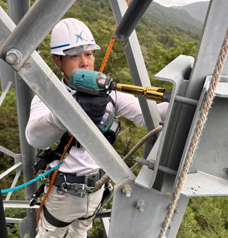 鉄塔に登って作業をしています