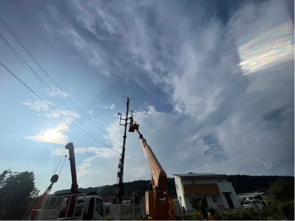 鉄塔を下から見上げると青空が広がっています