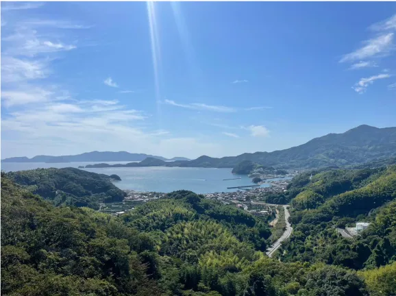 鉄塔の上から海が見えます