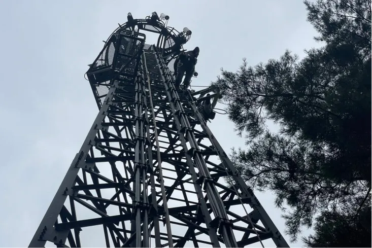 鉄塔を下から見上げています