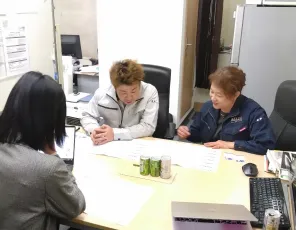 従業員が打ち合わせをしています