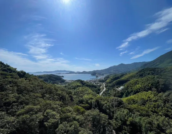 鉄塔の上から海が見えます