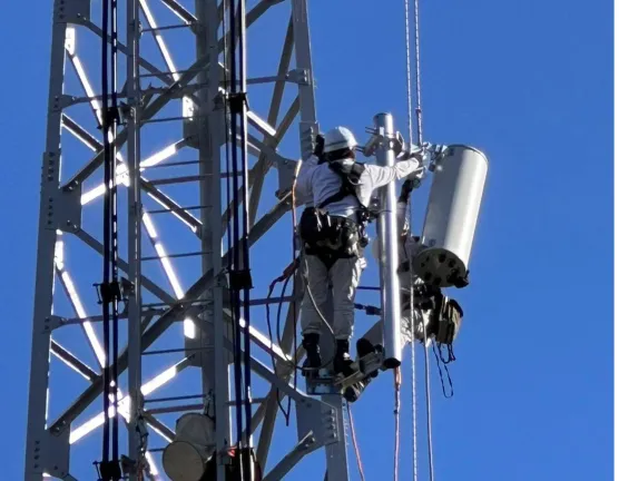 鉄塔に登って作業をしています