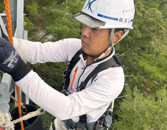 鉄塔に登って作業をしています